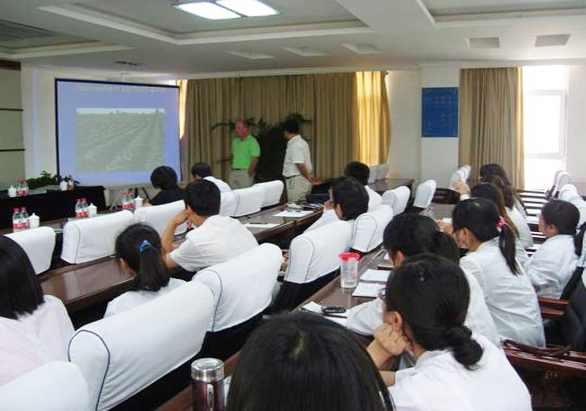 美国农业部微生物学家Dr. Daniel Roberts对公司进行友好访问